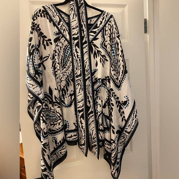 White House Black Market Beautiful batwing blouse - Picture 3 of 5